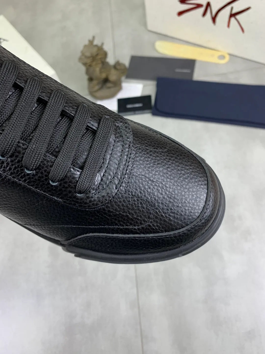Men's shoes 💰P520 new model (DG-Dolce & Gabbana) latest popular 🔥🔥casual shoes, with brand signature details on the tongue, imported first-layer pebbled cowhide fabric, fashionable and versatile, can add luster to various looks. Create an exquisite design with unique dynamic vitality and modern atmosphere, showing modern elegance. Size: 38-44 (45 46 customized) Color: 4️⃣ colors available